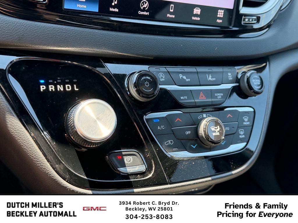 2025 Chrysler Pacifica Select