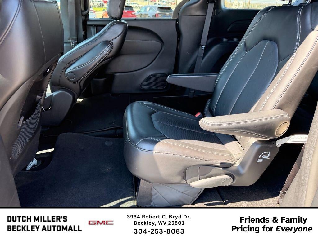 2025 Chrysler Pacifica Select