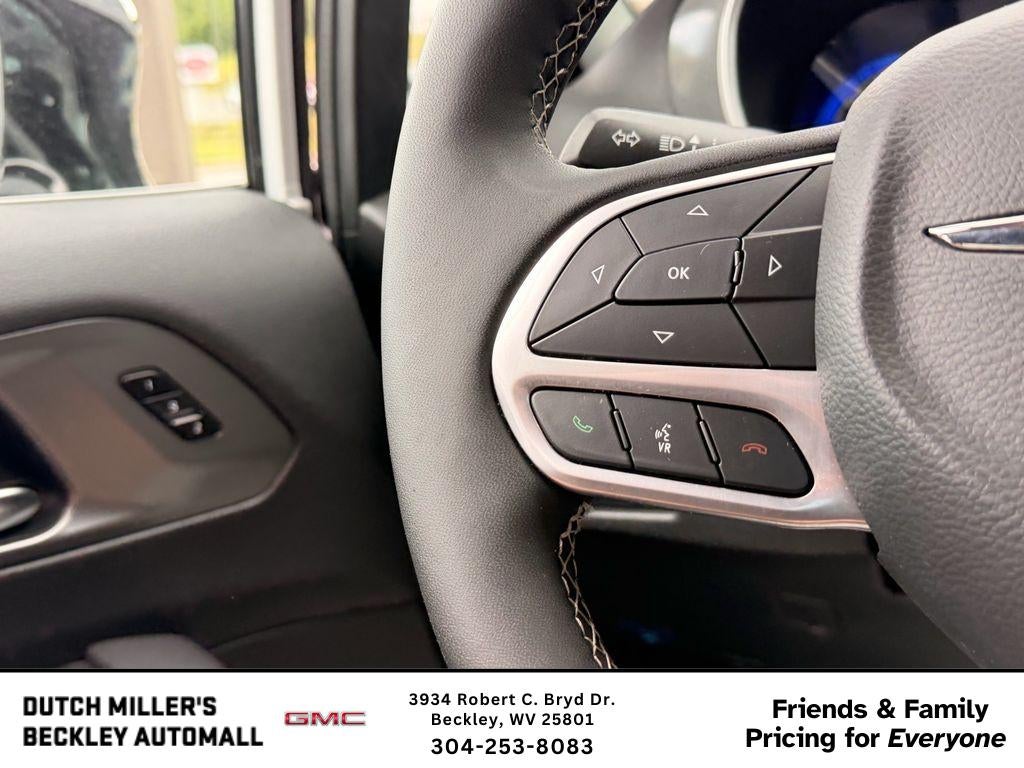 2025 Chrysler Pacifica Select