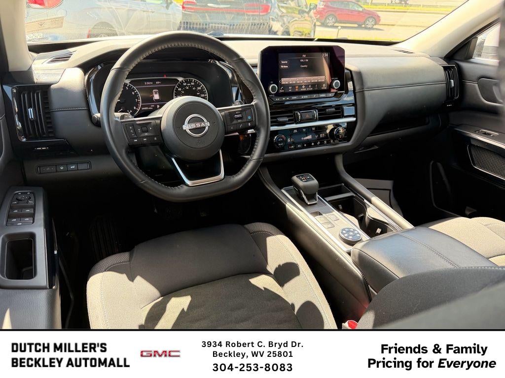 2025 Nissan Pathfinder SV