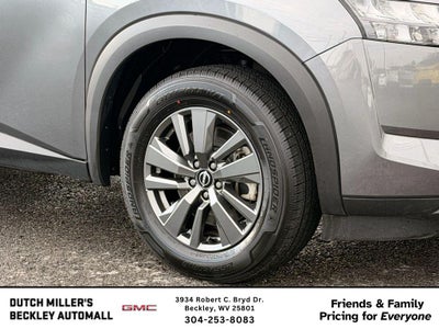 2024 Nissan Pathfinder SV