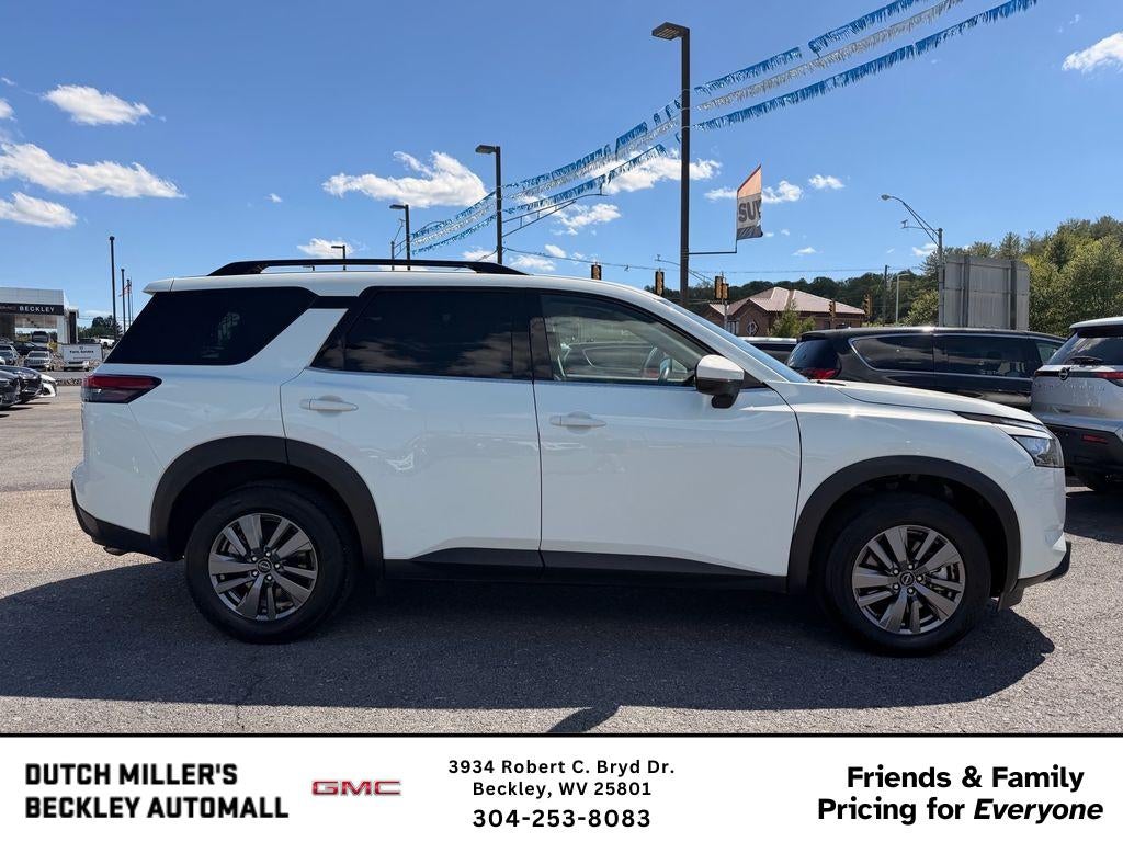 2025 Nissan Pathfinder SV