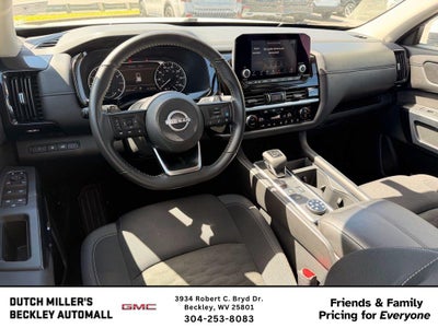 2025 Nissan Pathfinder SV