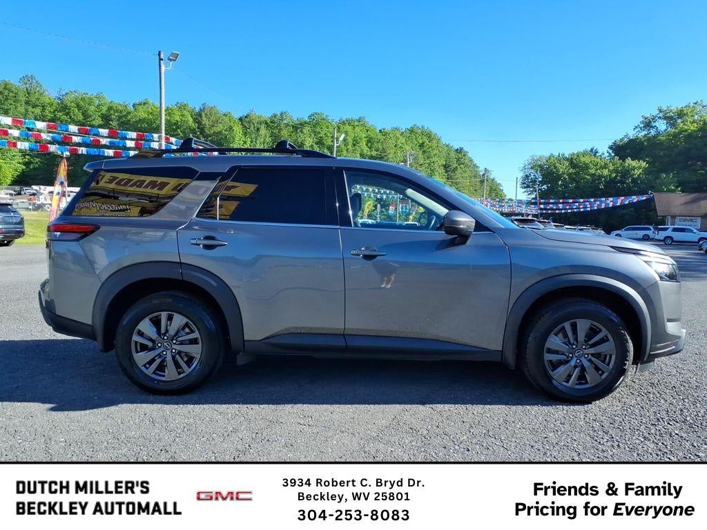 2023 Nissan Pathfinder SV